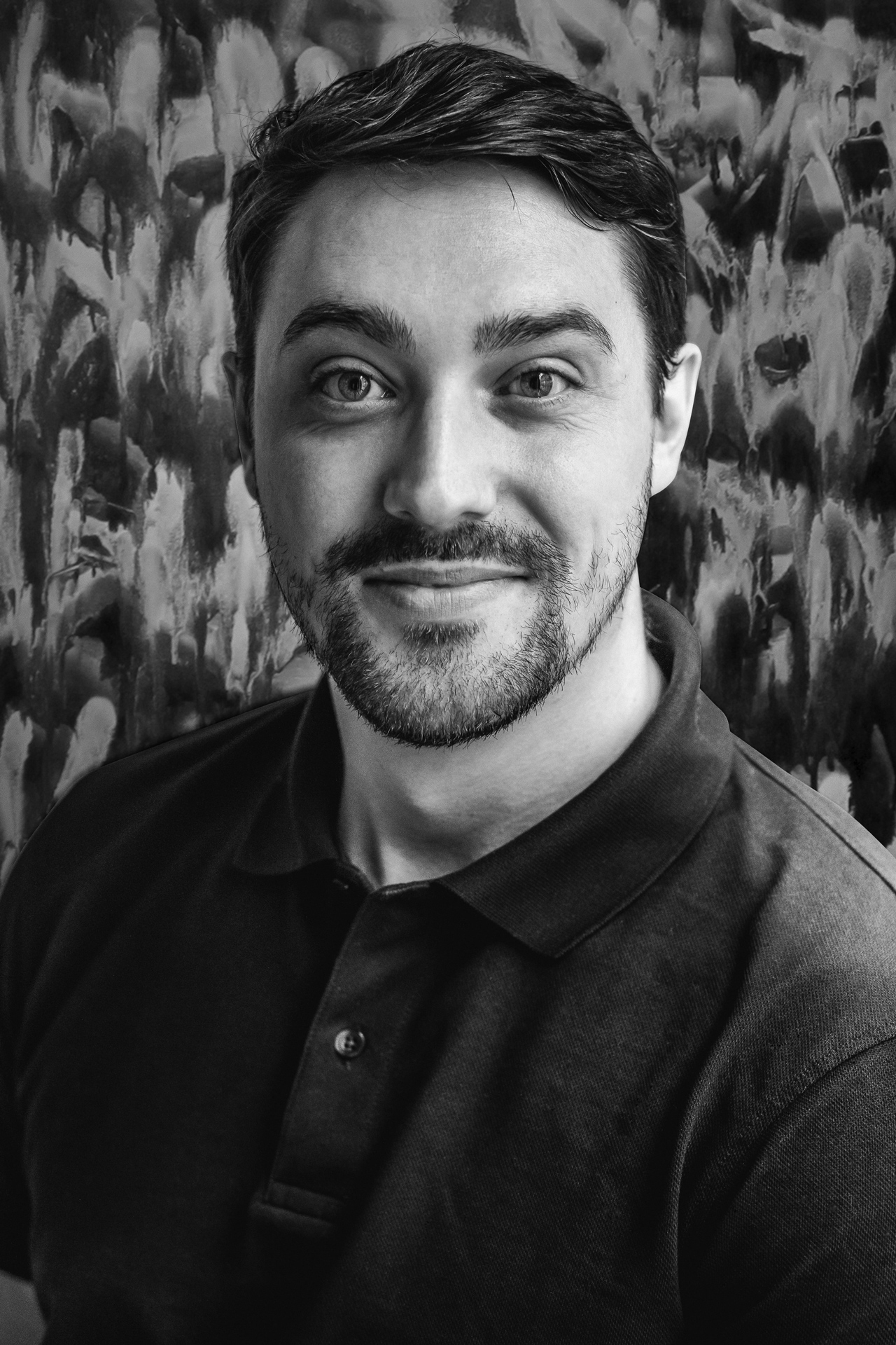 Portrait de l'artiste graffiti Nicolas Cessieux en noir et blanc
